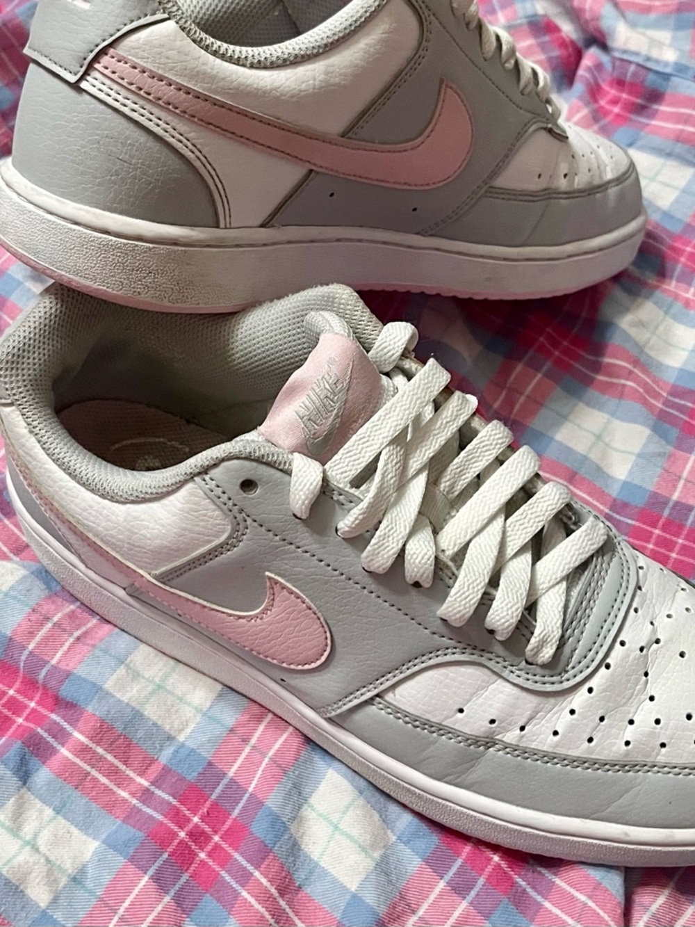 Nike Women’s Low-Top Sneaker in White, Gray & Pink - Picture 2 of 7